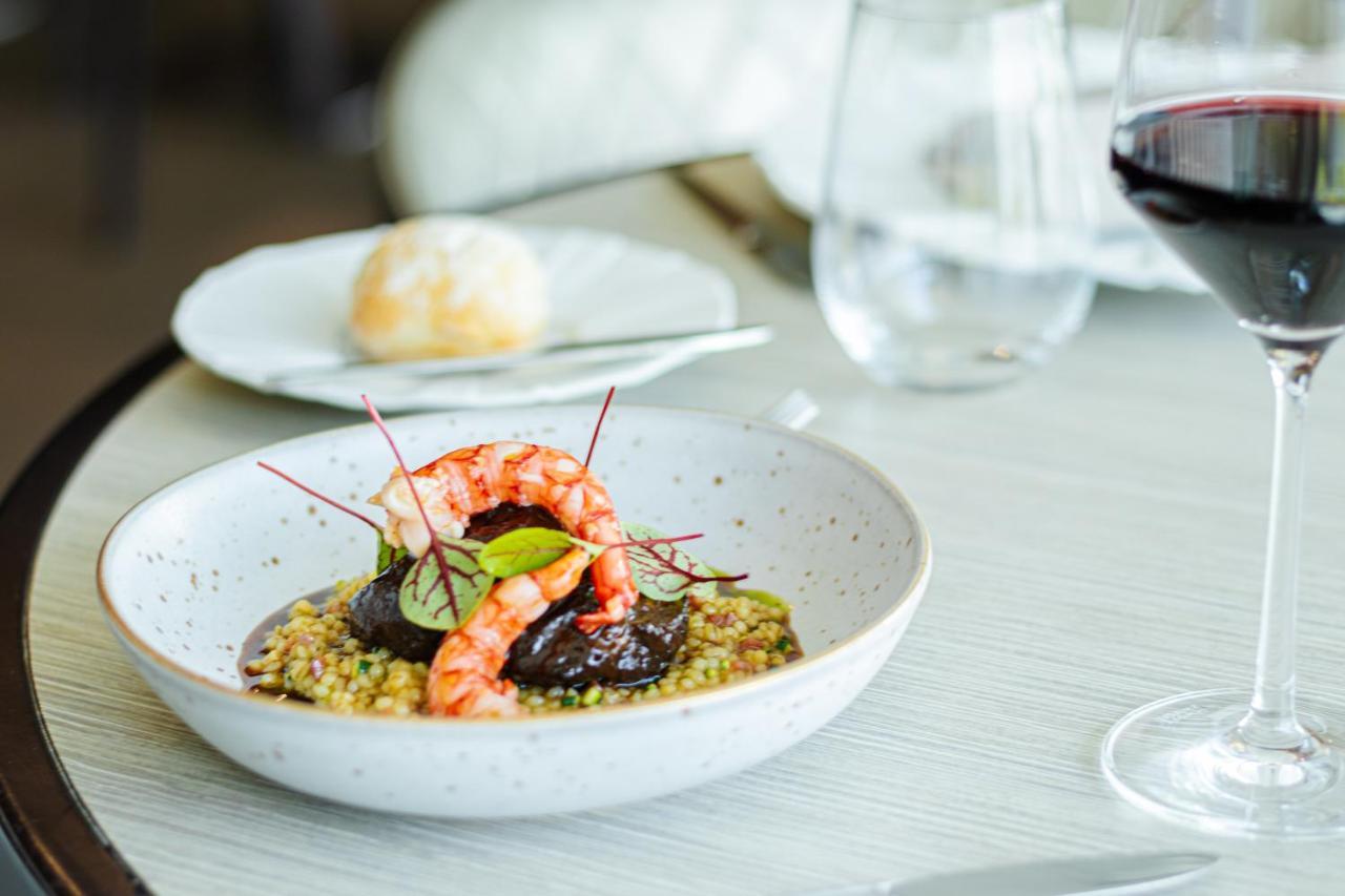 Epic Sana Lisboa Hotel Exterior foto A meal served in the First Class cabin