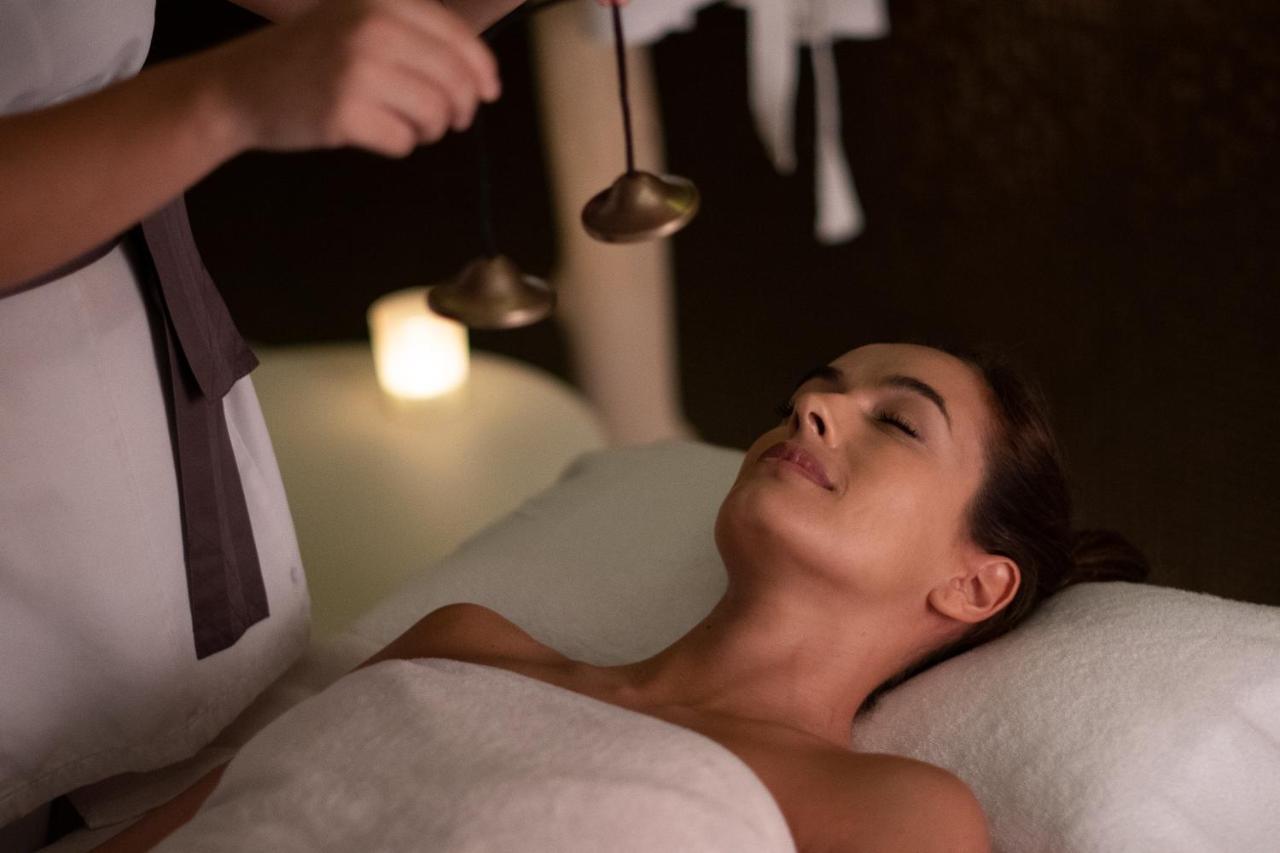 Epic Sana Lisboa Hotel Exterior foto A woman receiving a facial treatment