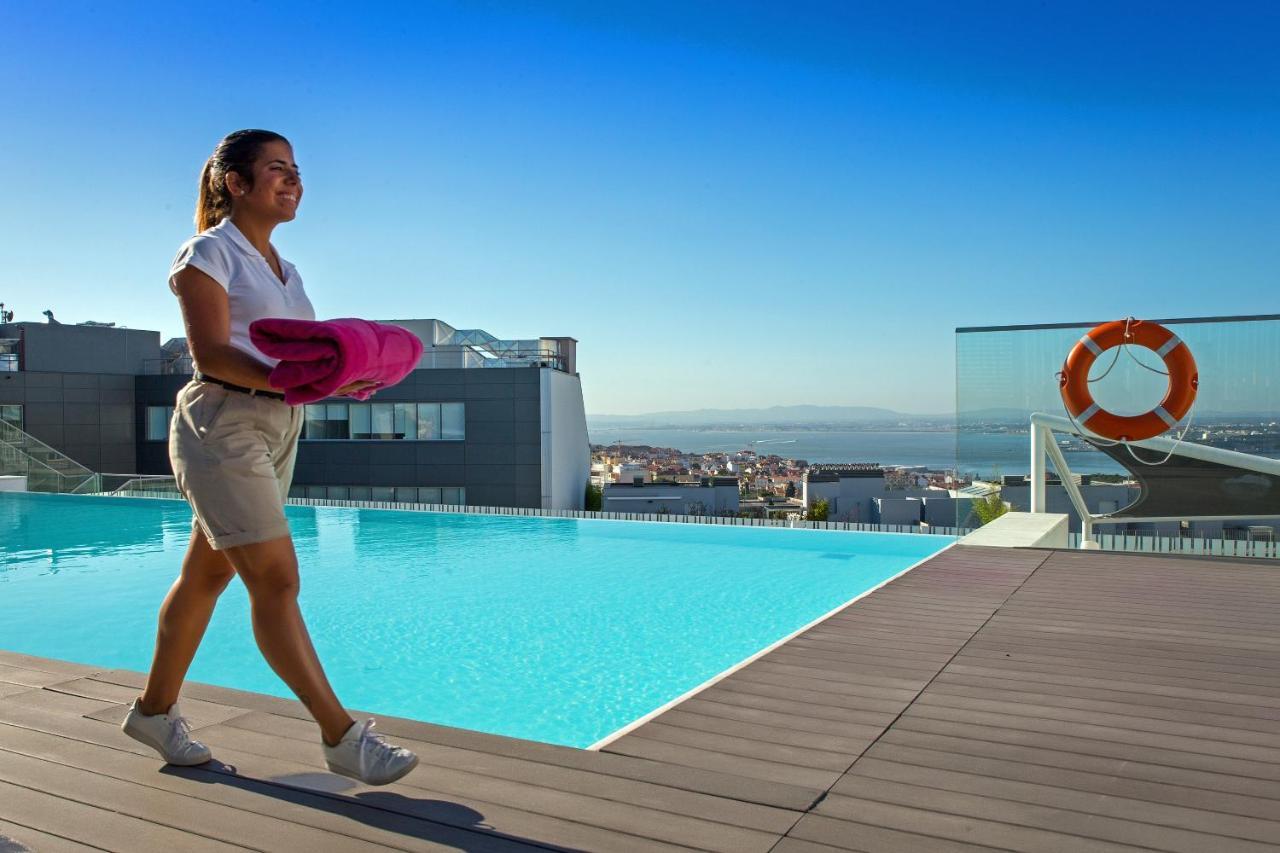 Epic Sana Lisboa Hotel Exterior foto The rooftop pool at the hotel