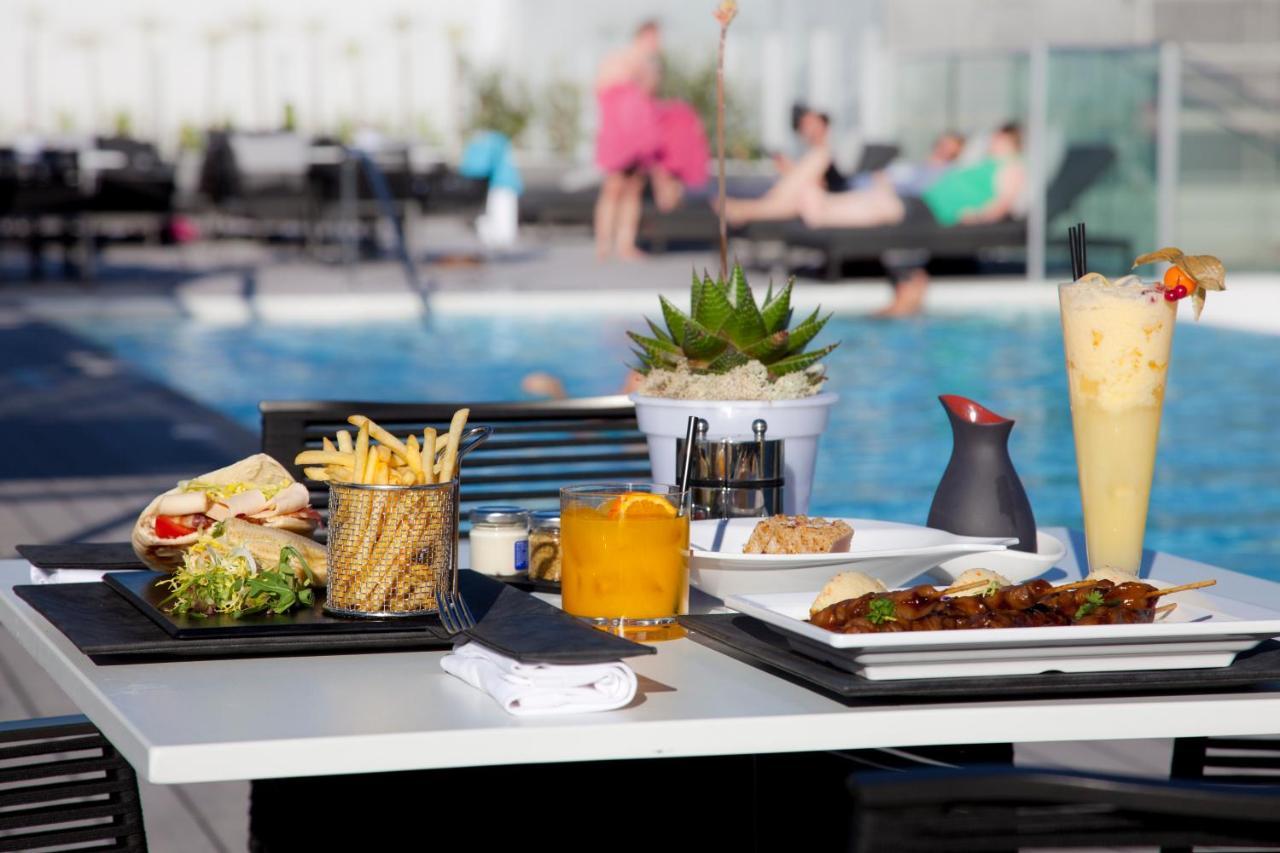 Epic Sana Lisboa Hotel Exterior foto Poolside dining at the hotel