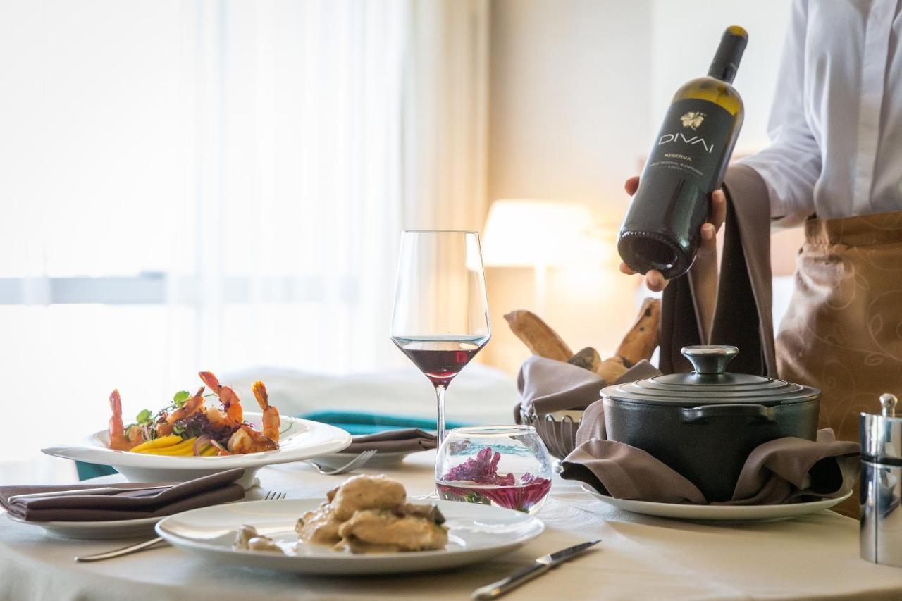 Epic Sana Lisboa Hotel Exterior foto A wine bottle being served