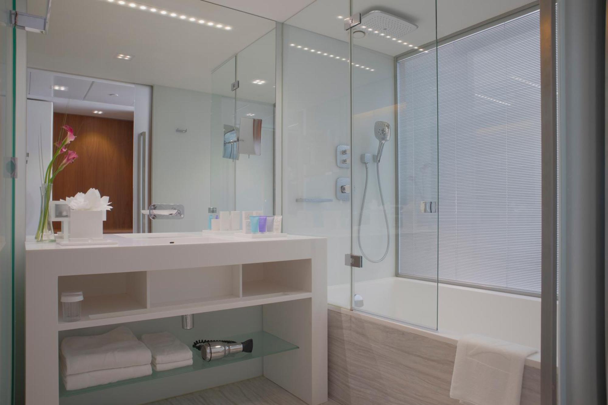 Epic Sana Lisboa Hotel Habitación foto A modern bathroom
